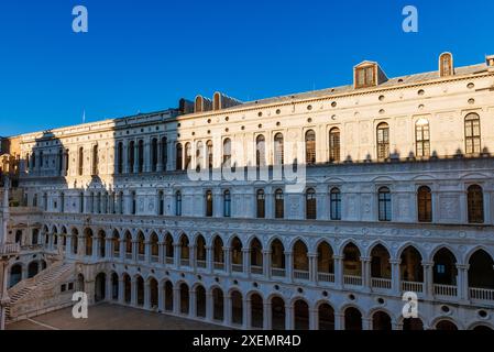 Weitläufiger Blick auf die dekorativen Steinarbeiten an den Säulen und Bögen des Balkons und Kolonnaden mit Blick auf den Innenhof des Dogenpalastes Stockfoto