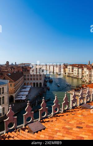 Blick auf den Canal Grande und die Dächer von Venedig von einem Kaufhaus aus; Venedig, Veneto, Italien Stockfoto