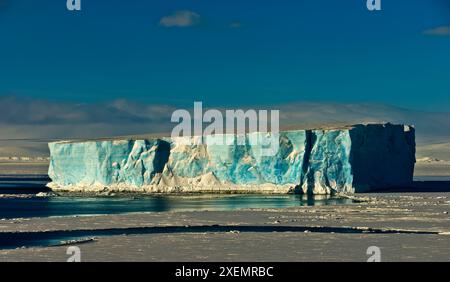Blaues Eis auf einem Tafeleisberg im Antarktischen Sound; Antarktis Stockfoto