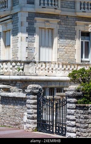 Häuser und Straßen der touristischen Stadt Biarritz am sonnigen Tag, Baskenland, Golf von Biskaya im Atlantik, Frankreich Stockfoto