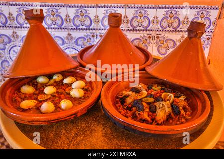 Marokko, Provinz Ouarzazate. AIT Ben Haddou, kocht Essen in einem Taxine Stockfoto