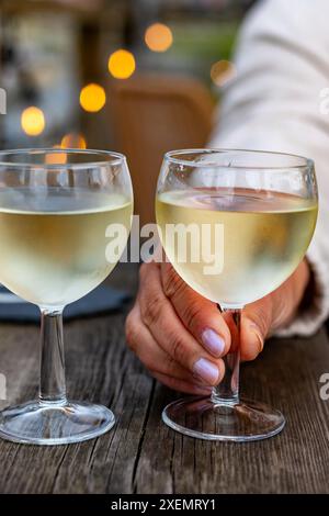 Verkostung von Bordeaux-Weißwein, rechtes Ufer der Gironde-Mündung, Frankreich. Gläser weißen, süßen französischen Weines, serviert im Außenrestaurant, Austern Farm Stockfoto