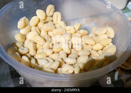 Italienisches Essen, frische hausgemachte Pasta Gnocchi mit Kartoffeln, fertig zum Kochen auf dem Portobello Road Food Market in London, Großbritannien Stockfoto