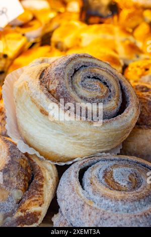 Frisch gebackene, leckere amerikanische Kinnamonbrötchen auf dem Lebensmittelmarkt Stockfoto