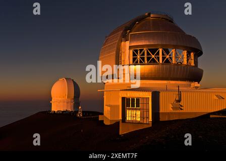 Observatorien auf dem Mauna Kea bei Sonnenuntergang auf Hawaii Island; Hawaii Island, Hawaii, Vereinigte Staaten von Amerika Stockfoto