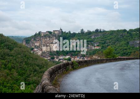 Das mittelalterliche Dorf Rocamadour liegt an der Pilgerroute im Departement Lot im Südwesten Frankreichs und zog Besucher an, weil es in der Schlucht oberhalb von trib liegt Stockfoto