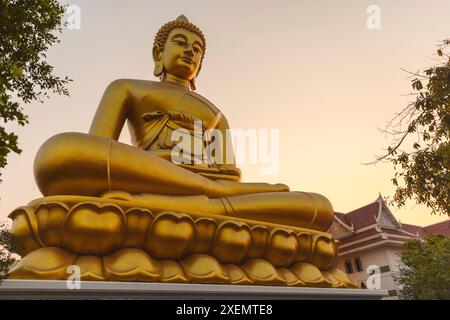Großer Buddha vor einem Abendhimmel am Paknam Tempel in Bangkok; Bangkok, Bangkok, Thailand Stockfoto