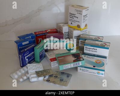 Palette von Schmerzmitteln: Verschiedene Packungen mit Paracetamol, Opioiden und entzündungshemmenden Tabletten zur leichten bis mittelschweren Schmerzlinderung erhältlich. Stockfoto