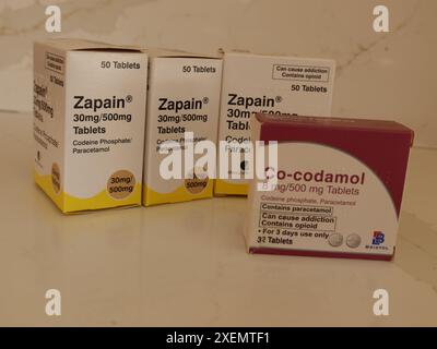 Formen von Codein/Paracetamol-Tabletten in verschiedenen Opioidstärken zur Schmerzlinderung auf dem britischen Arzneimittelmarkt: Zapain & Co-Codamol. Stockfoto