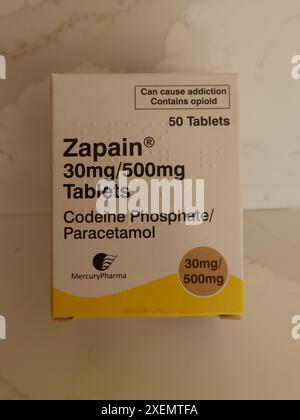 Eine Packung Codeinphosphat/Paracetamol-Tabletten, die als Zapain, ein auf Verschreibung stehendes Opioid-Schmerzmittel zur Linderung starker Schmerzen, vermarktet werden. Stockfoto