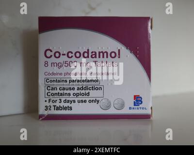 Co-Codamol-Tabletten: Eines der Opioid-Schmerzmittel, das sowohl Codein als auch Paracetamol enthält und sucht verursachen kann. Stockfoto