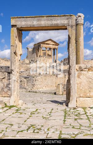 Dougga, Beja, Tunesien. Der Kapitoltempel an den römischen Ruinen. Stockfoto