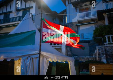 Flagge von Euskadi, Baskenland, weißes grünes und rotes Kreuz während der Feier Stockfoto