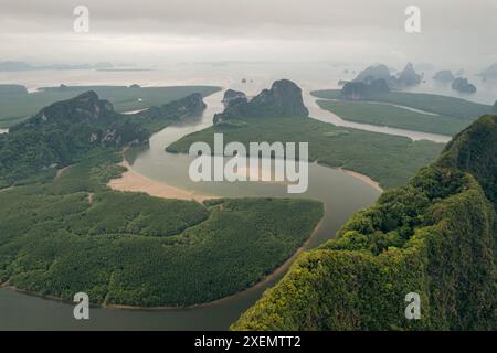 Üppige Vegetation, ruhige Wasserstraßen und Felsformationen unter einem bewölkten Himmel von der Drohne in Thailand aus gesehen Stockfoto