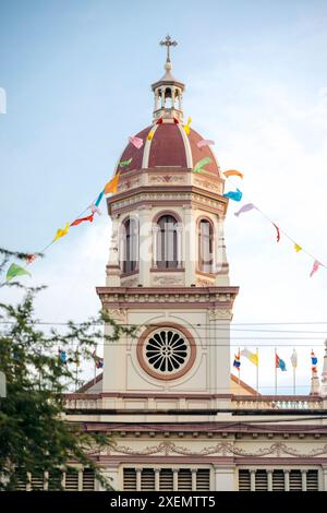 Turm mit Kreuz auf der Santa Cruz Kirche am Chao Phraya Fluss in Bangkok; Bangkok, Bangkok, Thailand Stockfoto