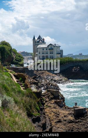 Häuser und Straßen der touristischen Stadt Biarritz am sonnigen Tag, Baskenland, Golf von Biskaya im Atlantik, Frankreich Stockfoto