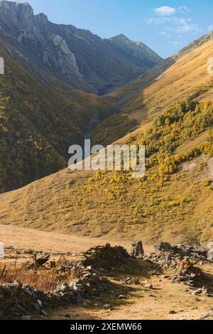 Der Fluss verläuft durch die Trusco-Schlucht in der Berglandschaft Georgiens; Kvemo Okrokana, Georgia Stockfoto