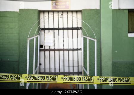 La Paz, Bolivien. Juni 2024. Barrikadenband hängt vor einem Eingang zum Hauptquartier der FELCC-Sondereinheit im Kampf gegen die Kriminalität, wo mutmaßliche Putschverräter festgehalten werden. Nach dem gescheiterten Putschversuch in Bolivien hat die Generalstaatsanwaltschaft laut einem Medienbericht Anklage gegen die gesamte Führung der Streitkräfte erhoben. Quelle: Radoslaw Czajkowski/dpa/Alamy Live News Stockfoto