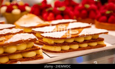 Portion französischer Mille-Feuille-Kuchen, Vanille- oder Vanillescheibe, Napoleon-Blätterteig, in der Bäckerei mit Gebäckcreme überzogen Stockfoto