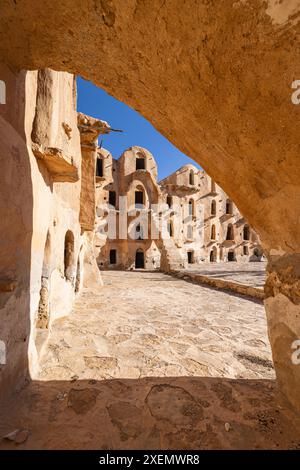 Tataouine, Tunesien. Antike befestigte Berber-Speicher in Ksar Ouled Soltane, die als Set für den Star Wars-Film The Phantom Menace verwendet wurde. Stockfoto