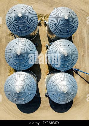 Draufsicht von großen Metallkörnern auf Ackerland nördlich von Calgary, Alberta, Kanada Stockfoto