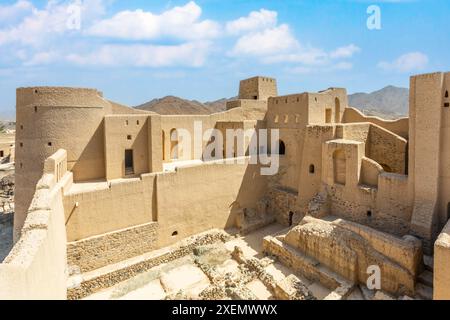 Bahla Zitadelle Festung Innenhof Straßen und runde Türme, Bahla, Oman Stockfoto