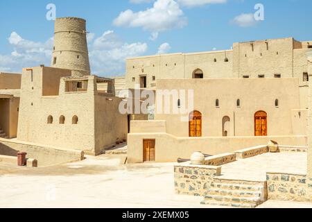 Bahla Zitadelle Festung Innenhof Straßen und Rundturm, Bahla, Oman Stockfoto