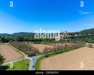 Das Dorf Beynac-et-Cazenac liegt im Département Dordogne im Südwesten Frankreichs mit dem mittelalterlichen Schloss Beynac, einem der schönsten Dörfer von Fra Stockfoto