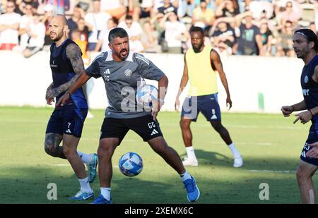 Kroatien, Split, 280624. Hajduks Training mit dem neuen Trainer Gennaro Gattus auf dem Poljud-Austragungsfeld ist für die Öffentlichkeit zugänglich. Auf dem Foto: Gennaro Gattuso mit Hajduk-Spielern. Foto: Jakov Prkic / CROPIX Hrvatska Copyright: XxJakovxPrkicx hajduk trening21-280624 Stockfoto