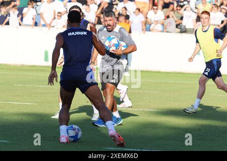 Kroatien, Split, 280624. Hajduks Training mit dem neuen Trainer Gennaro Gattus auf dem Poljud-Austragungsfeld ist für die Öffentlichkeit zugänglich. Auf dem Foto: Gennaro Gattuso mit Hajduk-Spielern. Foto: Jakov Prkic / CROPIX Hrvatska Copyright: XxJakovxPrkicx hajduk trening18-280624 Stockfoto