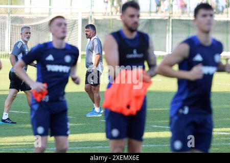 Kroatien, Split, 280624. Hajduks Training mit dem neuen Trainer Gennaro Gattus auf dem Poljud-Austragungsfeld ist für die Öffentlichkeit zugänglich. Auf dem Foto: Gennaro Gattuso mit Hajduk-Spielern. Foto: Jakov Prkic / CROPIX Hrvatska Copyright: XxJakovxPrkicx hajduk trening4-280624 Stockfoto