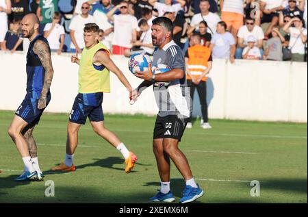 Kroatien, Split, 280624. Hajduks Training mit dem neuen Trainer Gennaro Gattus auf dem Poljud-Austragungsfeld ist für die Öffentlichkeit zugänglich. Auf dem Foto: Gennaro Gattuso mit Hajduk-Spielern. Foto: Jakov Prkic / CROPIX Hrvatska Copyright: XxJakovxPrkicx hajduk trening16-280624 Stockfoto