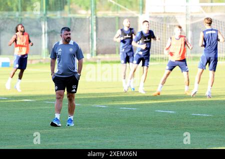 Kroatien, Split, 280624. Hajduks Training mit dem neuen Trainer Gennaro Gattus auf dem Poljud-Austragungsfeld ist für die Öffentlichkeit zugänglich. Auf dem Foto: Gennaro Gattuso mit Hajduk-Spielern. Foto: Jakov Prkic / CROPIX Hrvatska Copyright: XxJakovxPrkicx hajduk trening2-280624 Stockfoto