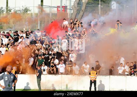 Kroatien, Split, 280624. Hajduks Training mit dem neuen Trainer Gennaro Gattus auf dem Poljud-Austragungsfeld ist für die Öffentlichkeit zugänglich. Auf dem Foto: Fans in Poljud bei Hajduk's offenem Training Foto: Jakov Prkic / CROPIX Hrvatska Copyright: XxJakovxPrkicx hajduk trening9-280624 Stockfoto