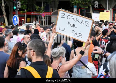 Madrid, Madrid, SPANIEN. Juni 2024. An diesem Freitag versammelte Critical Pride Tausende von Menschen in Madrid unter dem Slogan gegen Völkermord und Kolonialpinkwashing, radikal aitransmaribibollo, mit dem sie LGTBI-Forderungen und die Denunziation des Massakers Israels gegen das palästinensische Volk kombiniert haben (Credit Image: © Richard Zubelzu/ZUMA Press Wire). Nicht für kommerzielle ZWECKE! Stockfoto