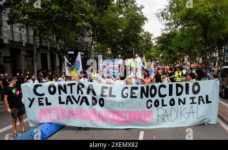 Madrid, Madrid, SPANIEN. Juni 2024. An diesem Freitag versammelte Critical Pride Tausende von Menschen in Madrid unter dem Slogan gegen Völkermord und Kolonialpinkwashing, radikal aitransmaribibollo, mit dem sie LGTBI-Forderungen und die Denunziation des Massakers Israels gegen das palästinensische Volk kombiniert haben (Credit Image: © Richard Zubelzu/ZUMA Press Wire). Nicht für kommerzielle ZWECKE! Stockfoto