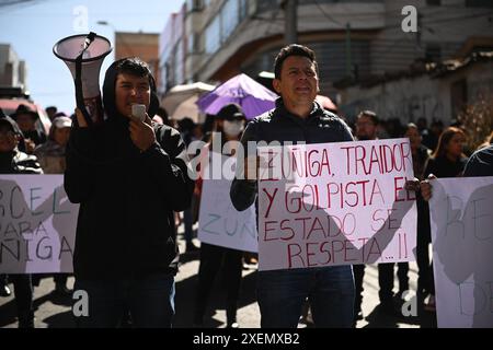 La Paz, Bolivien. Juni 2024. Nach dem gescheiterten Putschversuch fordern Anhänger der Regierung Gefängnisstrafen für die Mitglieder der Streitkräfte, die daran beteiligt waren. "Zuniga-Verräter und Putschisten", liest ein Poster eines Demonstranten. Die Staatsanwaltschaft soll die gesamte Führung der Streitkräfte angeklagt haben. Quelle: Radoslaw Czajkowski/dpa/Alamy Live News Stockfoto