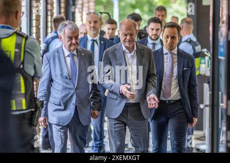 Bundeskanzler Olaf Scholz besucht zusammen mit NRW Innenminister Herbert Reul während der Europameisterschaft 2024 das International Police Cooperation Center IPCC am 28.06.2024 in Neuss. Herbert Reul Innenminister Nordrhein-Westfalen NRW , Links - Olaf Scholz Bundeskanzler Deutschland , mitte - Mahmut Özdemir Bundestagsabgeordneter SPD, recht *** Bundeskanzler Olaf Scholz besucht zusammen mit NRW Innenminister Herbert Reul am 28 Juni das Internationale Zentrum für polizeiliche Zusammenarbeit IPCC während der Europameisterschaft 2024 2024 in Neuss Herbert Reul Innenminister Nordrhein - Stockfoto