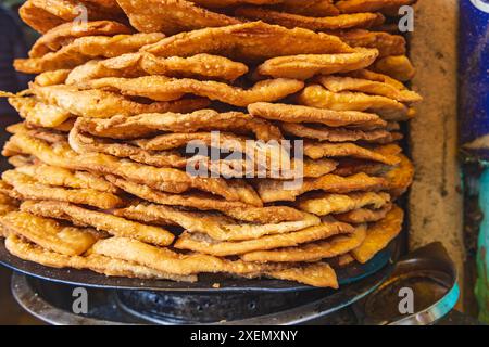 Nowhatta, Srinagar, Jammu und Kaschmir, Indien. Gebratene Snacks auf einem Markt in Srinagar. Stockfoto