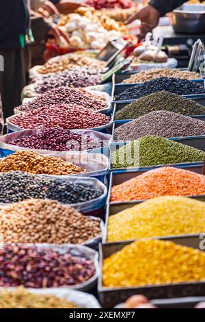 Rainawari, Srinagar, Jammu und Kaschmir, Indien. Getrocknete Linsen und Bohnen auf einem Markt. Stockfoto
