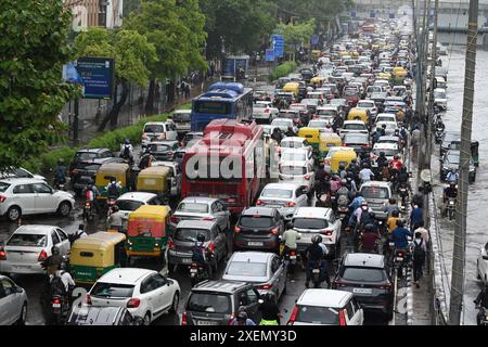 NEW DELHI, INDIEN - 28. JUNI: Massiver Stau aufgrund von Wasserabfällen nach starken Regenfällen am 28. Juni 2024 in New Delhi, Indien. Die indische Hauptstadt Delhi hatte den stärksten Regen seit 88 Jahren im Juni, mit überfluteten Straßen und stundenlangen Staus. (Foto: Sonu Mehta/Hindustan Times/SIPA USA) Stockfoto