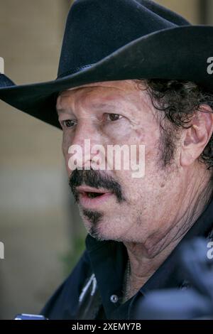 Kinky Friedman (Independent) tritt an der Southwest Texas State University in San Marcos an und bekommt ein wenig Hilfe vom ehemaligen Gouverneur in Minnesota, Jesse Ventura. Kinky Friedman, eine farbenfrohe und unkonventionelle Figur in der texanischen Politik, unternahm 2006 einen bemerkenswerten Versuch, für das Amt des Gouverneurs zu kandidieren. Friedman, der hauptsächlich als Musiker, Humorist und Mysterienautor bekannt ist, brachte eine einzigartige Mischung aus Charisma und Witz in die politische Arena. Sein Wahlkampfslogan „Why the Hell not?“ verkörperte seinen Außenstehenden-Ansatz und appellierte an Wähler, die von traditionellen Politikern müde sind. Runn Stockfoto