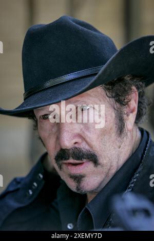 Kinky Friedman (Independent) tritt an der Southwest Texas State University in San Marcos an und bekommt ein wenig Hilfe vom ehemaligen Gouverneur in Minnesota, Jesse Ventura. Kinky Friedman, eine farbenfrohe und unkonventionelle Figur in der texanischen Politik, unternahm 2006 einen bemerkenswerten Versuch, für das Amt des Gouverneurs zu kandidieren. Friedman, der hauptsächlich als Musiker, Humorist und Mysterienautor bekannt ist, brachte eine einzigartige Mischung aus Charisma und Witz in die politische Arena. Sein Wahlkampfslogan „Why the Hell not?“ verkörperte seinen Außenstehenden-Ansatz und appellierte an Wähler, die von traditionellen Politikern müde sind. Runn Stockfoto