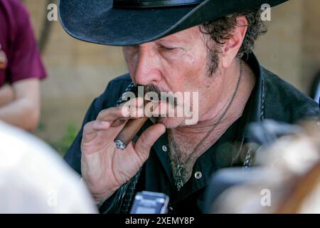 Kinky Friedman (Independent) tritt an der Southwest Texas State University in San Marcos an und bekommt ein wenig Hilfe vom ehemaligen Gouverneur in Minnesota, Jesse Ventura. Kinky Friedman, eine farbenfrohe und unkonventionelle Figur in der texanischen Politik, unternahm 2006 einen bemerkenswerten Versuch, für das Amt des Gouverneurs zu kandidieren. Friedman, der hauptsächlich als Musiker, Humorist und Mysterienautor bekannt ist, brachte eine einzigartige Mischung aus Charisma und Witz in die politische Arena. Sein Wahlkampfslogan „Why the Hell not?“ verkörperte seinen Außenstehenden-Ansatz und appellierte an Wähler, die von traditionellen Politikern müde sind. Runn Stockfoto