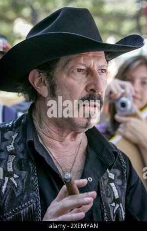 Kinky Friedman (Independent) tritt an der Southwest Texas State University in San Marcos an und bekommt ein wenig Hilfe vom ehemaligen Gouverneur in Minnesota, Jesse Ventura. Kinky Friedman, eine farbenfrohe und unkonventionelle Figur in der texanischen Politik, unternahm 2006 einen bemerkenswerten Versuch, für das Amt des Gouverneurs zu kandidieren. Friedman, der hauptsächlich als Musiker, Humorist und Mysterienautor bekannt ist, brachte eine einzigartige Mischung aus Charisma und Witz in die politische Arena. Sein Wahlkampfslogan „Why the Hell not?“ verkörperte seinen Außenstehenden-Ansatz und appellierte an Wähler, die von traditionellen Politikern müde sind. Runn Stockfoto