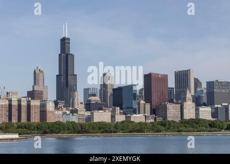 Chicago - 12. Mai 2024: Skyline der Innenstadt von Chicago an einem sonnigen Tag und blauer Himmel vom Lake Michigan. Chicago ist bekannt für seine Wolkenkratzer und Pizza. Stockfoto