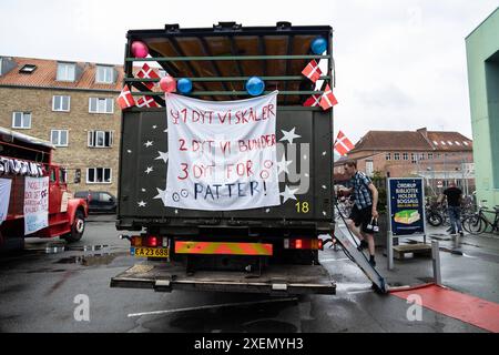 Neue dänische Studenten feiern am Freitag, den 28. Juni 2024. Traditionelles Highschool-Abitur Truck Drive Party in einem Vorstadtgebiet an der Küste nördlich von Kopenhagen. Nach Abschluss der Immatrikulationsprüfung ist es eine dänische Tradition, zu den Eltern der Studenten zu fahren - um zu trinken und zu essen und zu feiern, dass das Studium beendet ist und die Prüfung bestanden wurde. Charlottenlund Ordruphallen Dänemark Copyright: XKristianxTuxenxLadegaardxBergx 2E6A6618 Stockfoto