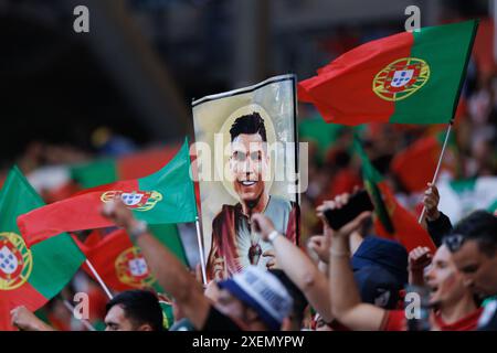 Portugiesische Fans mit einem Ronaldo-Bild während des Spiels zur UEFA Euro 2024 zwischen Nationalmannschaften aus Portugal und Tschechien in der Red Bull Arena (Macie Stockfoto