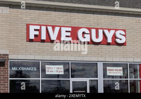 Crown Point - 27. Juni 2024: Five Guys Burgers and Pomes Restaurant. Five Guys bietet hochwertige Zutaten und Erdnüsse in der Schale. Stockfoto