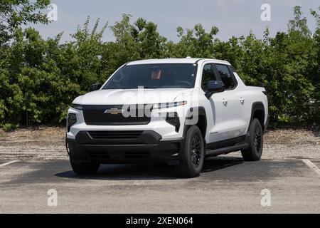 Plainfield - 16. Juni 2024: Chevrolet Silverado EV Elektrofahrzeug-Ausstellung. Chevy bietet den Silverado EV in den Modellen RST, 3WT, 4WT und Trail Boss an. MEIN:20 Stockfoto